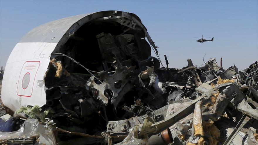 Restos del avión de la compañía rusa Kogalymavia siniestrado en la península egipcia del Sinaí.