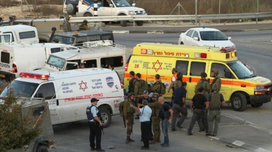 Fuerzas israelíes de seguridad y de emergencia se congregan en el lugar, en que se registró un supuesto atropello y fuga contra soldados israelíes en la ciudad cisjordana de Al-Jalil (Hebrón), 1 de noviembre de 2015.