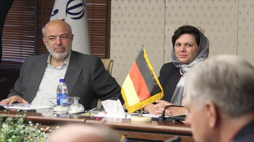 La ministra de Economía y Energía del Estado de Baviera (Alemania), Ilse Aigner, durante una reunión con el ministro iraní de Energía, Hamid Chitchian (izqda.).