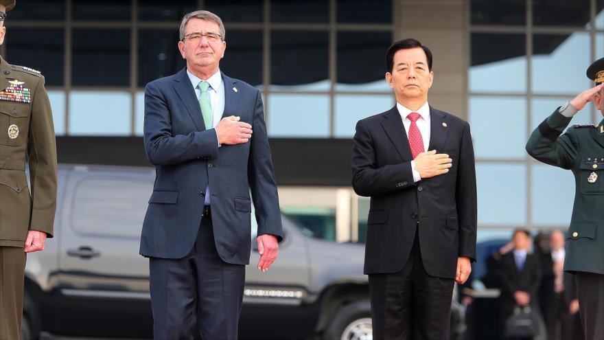 El secretario de Defensa de Estados Unidos, Ashton Carter (izda.) y el ministro de Defensa de Corea del Sur, Han Min-koo (dcha.), durante una visita del titular norteamericano al país asiático. 2 de noviembre de 2015