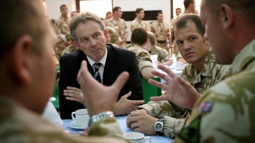 Tony Blair, ex primer ministro del Reino Unido, entre soldados británicos. 