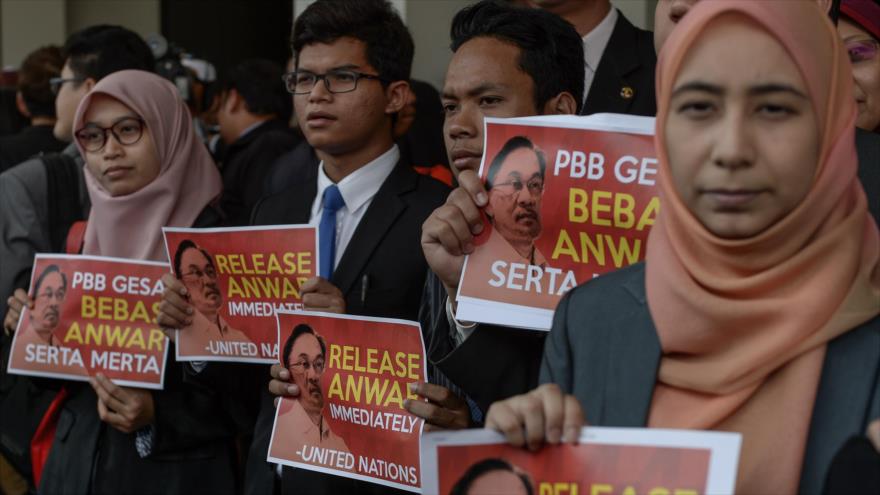 Simpatizantes del líder opositor malasio Anwar Ibrahim piden al Gobierno su liberación.