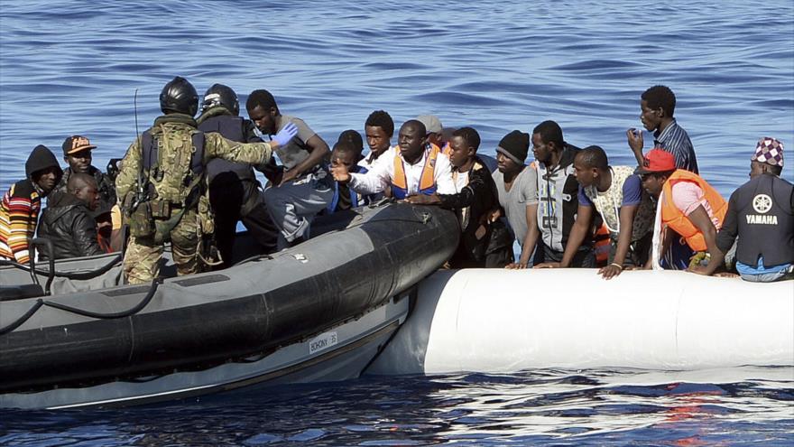 Migrantes a bordo de barcas fueron rescatados en el Mediterráneo, frente a las costas libias.