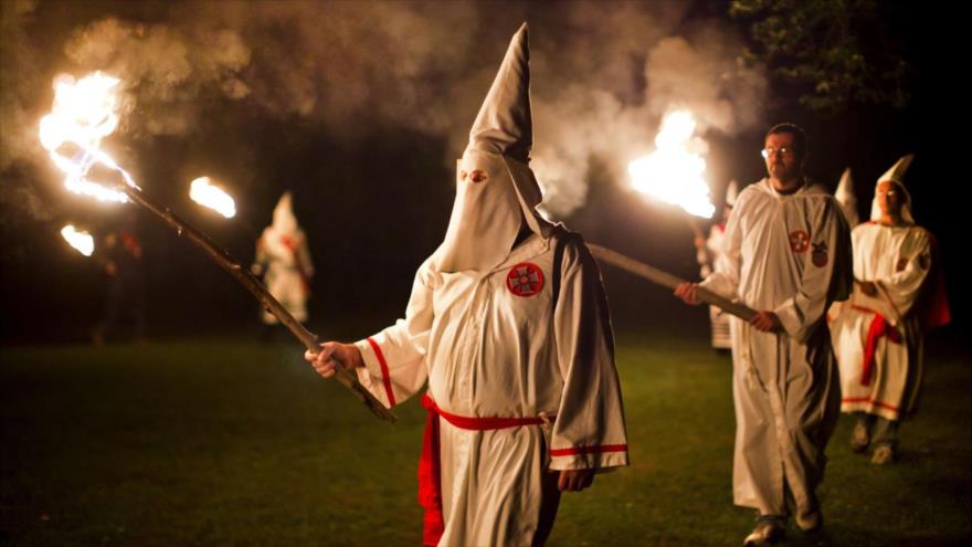 Miembros del grupos racista Ku Klux Klan (KKK) en Estados Unidos.