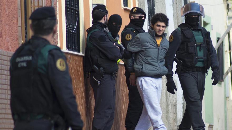 Guardias civiles, detienen en Melilla a un sospechoso de utilizar las redes sociales para reclutar personas dispuestas a unirse a grupos terroristas como el EIIL.