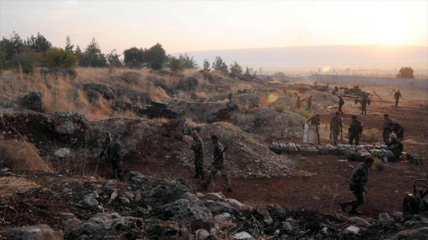 Soldados del Ejército y fuerzas progubernamentales sirios en una posición no revelada en el oeste de Siria, 8 de octubre de 2015.
