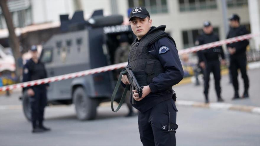 Efectivos policiales de Turquía en medio de una operación en Diyarbakir (sudeste).