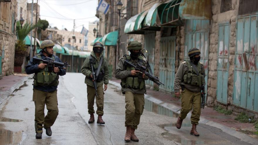 Fuerzas israelíes patrullan una calles en la ciudad cisjordana de Al-Jalil (Hebrón).