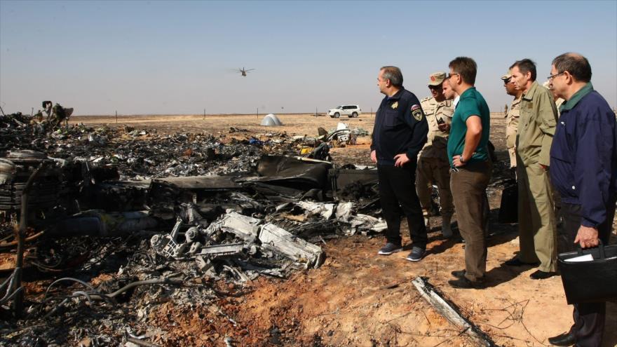 El ministro de Emergencias ruso, Vladimir Puchkov (izqda.), y el ministro de Transporte, Maxim Sokolov (dcha.), visitan el lugar del accidente del airbus A321 ruso en la península del Sinaí, en Egipto, 1 de noviembre de 2015.