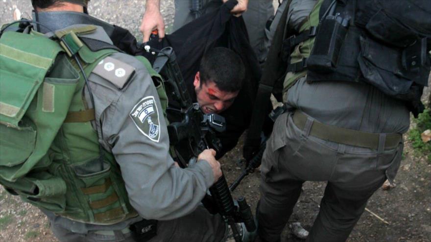 Fuerzas de seguridad israelíes arrestan brutalmente a un manifestante palestino.