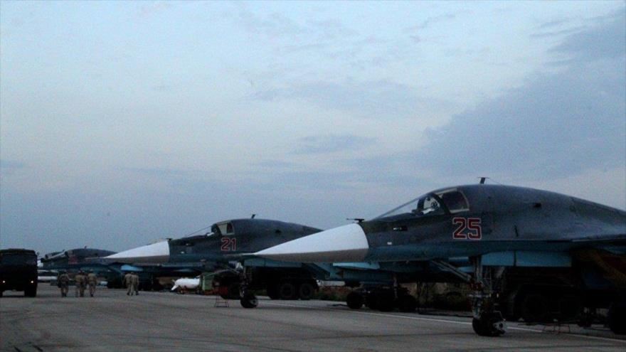 Cazabombarderos rusos Sujoi Su-34 en la base aérea Hmeimim, en la provincia siria de Latakia (noroeste).