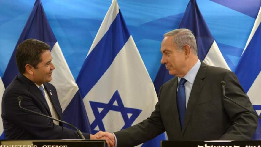 El presidente de Honduras, Juan Orlando Hernández (izqda), se reúne con el primer ministro israelí, Benyamin Netanyahu, en Al-Quds (Jerusalén). 29 de octubre de 2015