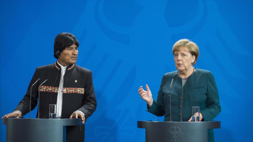 El presidente de Bolivia, Evo Morales, y la canciller de Alemania, Angela Merkel, comparecen en rueda de prensa tras su reunión en Berlín, 04 de octubre de 2015.