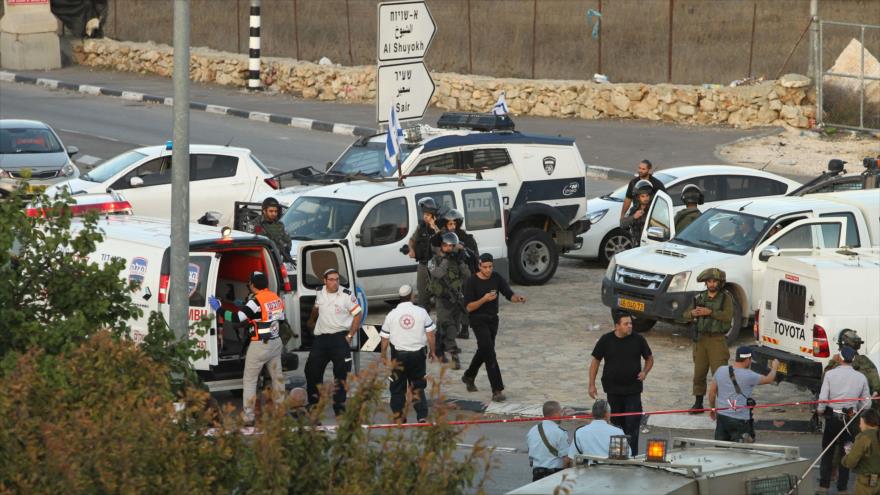 Fuerzas israelíes y personal médico se trasladan hacia el lugar de un ataque con coche al norte de la ciudad de Al-Jalil (Hebrón), 1 de noviembre de 2015.