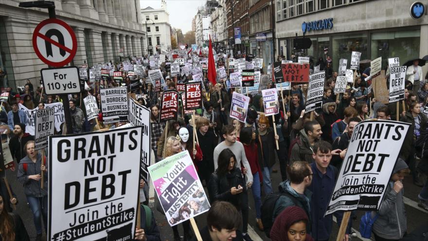 Marcha masiva contra los recortes en el sector de la educación pública en Londres, capital del Reino Unido, 4 de noviembre de 2015.
