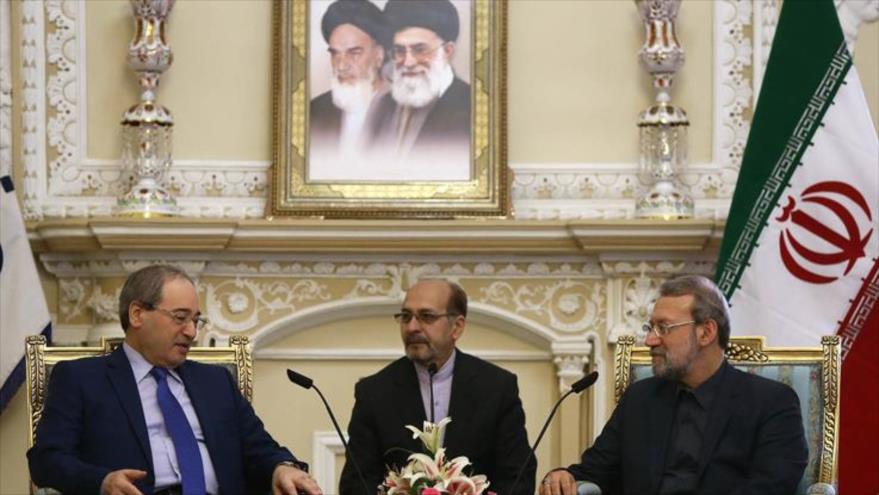 El presidente de la Asamblea Consultiva Islámica de Irán (Mayles), Ali Lariyani (dcha.) y el viceministro sirio de Relaciones Exteriores, Faisal al-Miqdad durante un encuentro en Teherán, capital iraní, 4 de noviembre de 2015.