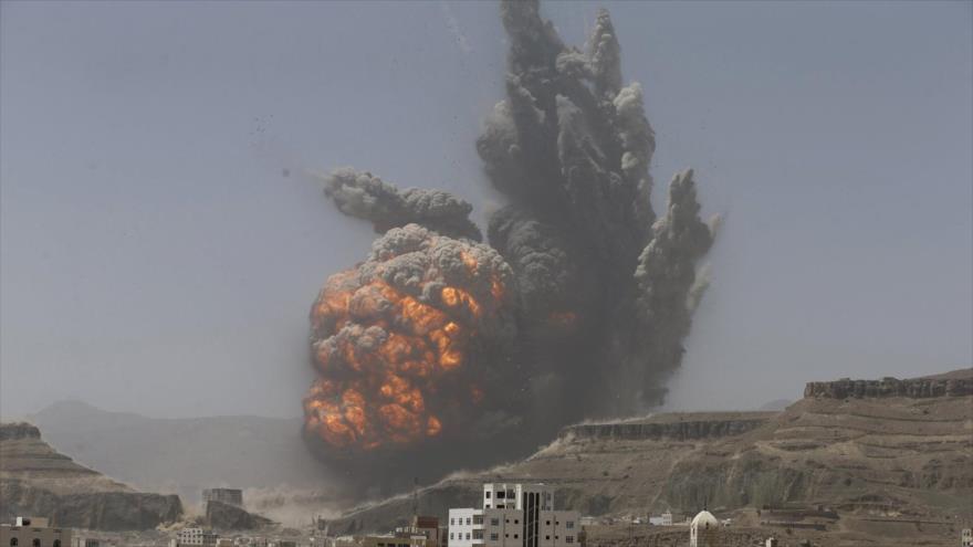 Gran explosión en las montañas cercanas a Saná, capital de Yemen, tras un ataque aéreo saudí, 20 de abril de 2015.