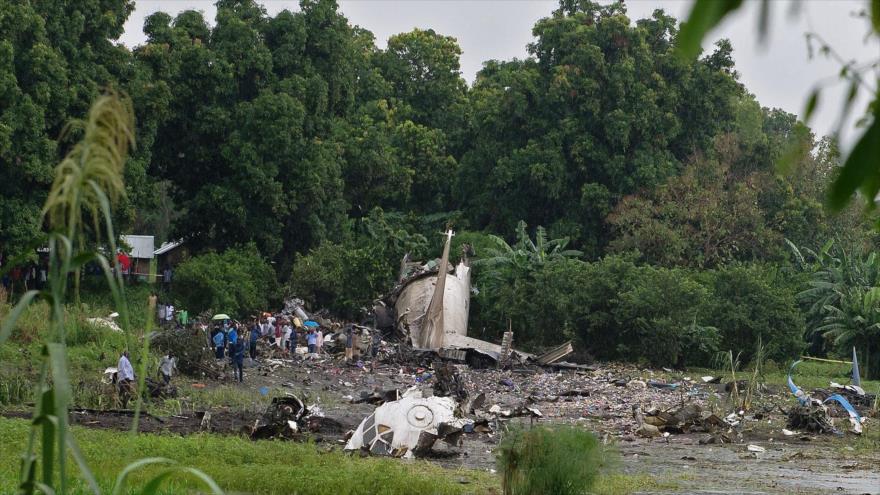 Restos del siniestrado avión de carga ruso —un Antonov 12— en una isla pequeña del río Nilo Blanco, cerca de la capital de Sudán del Sur, Yuba, 4 de noviembre de 2015.