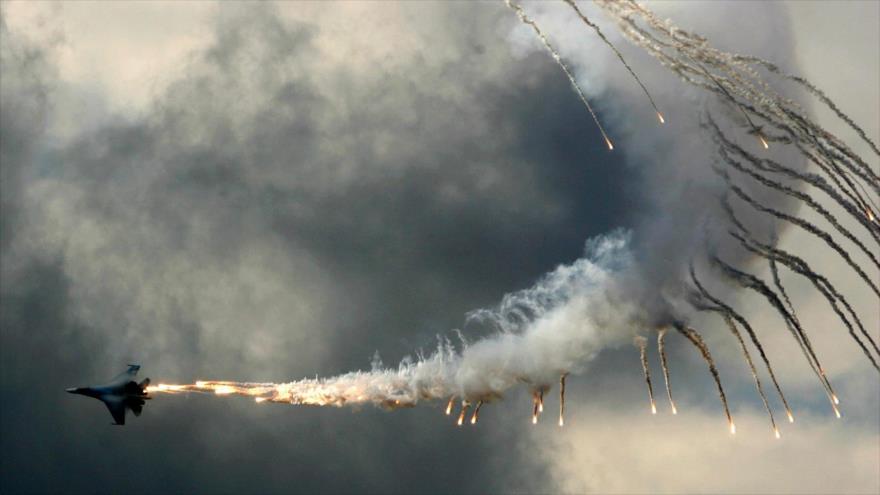 Un cazabombardero Sujoi Su-27 ruso lanzando sus bengalas.