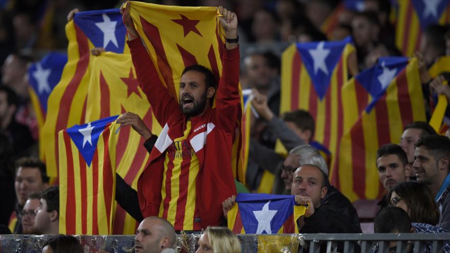 Seguidores del Fútbol Club Barcelona presentes en las gradas del Estadio Camp Nou muestran banderas a favor de la independencia de Cataluña.