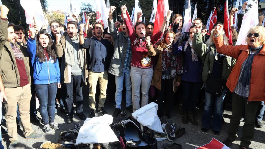 La concentración de los turcos en contra de la visita del presidente de EE.UU., Barack Obama, a Turquía, 5 de octubre de 2015.