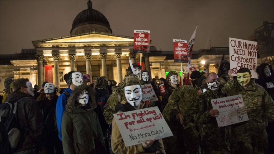 Miles de personas acuden a la mundial Marcha del Millón de Máscaras