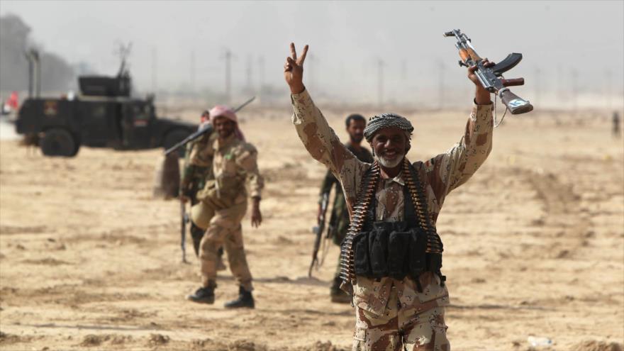 Un miembro de las fuerzas populares iraquíes muestra el signo de la victoria durante una operación contra el grupo takfirí EIIL (Daesh, en árabe) en las montañas de Majul, en el norte de Baiji, 17 de octubre de 2015.