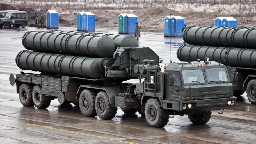 Baterías de misiles de sistemas antiaéreos S-400.