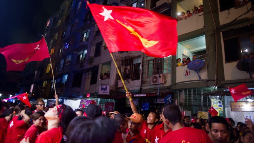 Los partidarios de la Liga Nacional para la Democracia (LND) ondean banderas durante un mitin en Yangon, principal ciudad de Myanmar, 5 de noviembre de 2015.