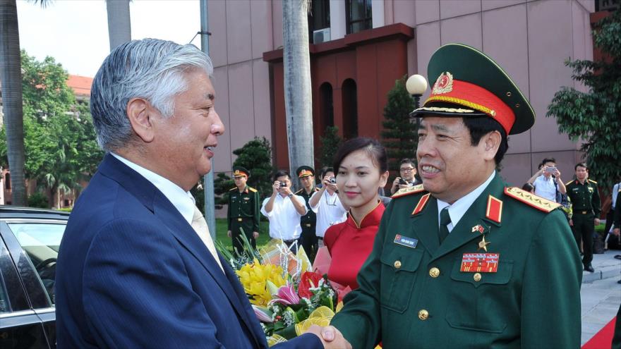 El ministro de Defensa de Japón, Gen Nakatani (izda.), y su homólogo vietnamita, Phung Quang Thanh, 6 de noviembre de 2015.