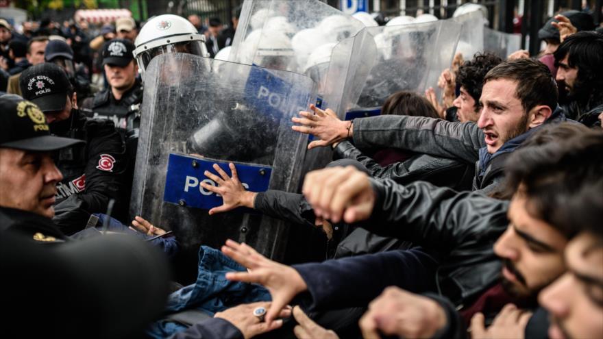 La Policía turca carga con brutalidad contra una marcha antigubernamental