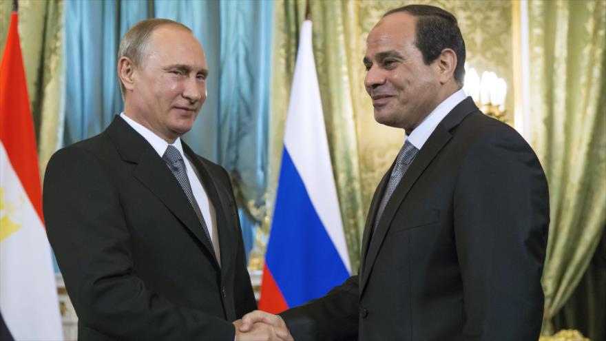 El presidente de Rusia, Vladimir Putin (izqda.), y su homólogo egipcio, Abdel Fatah al-Sisi, en una reunión en Moscú, capital rusa. 26 de agosto de 2015.