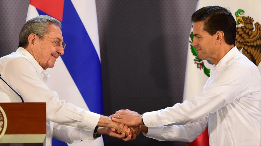 Los presidentes de Cuba y México, Raúl Castro (izda.) y Enrique Peña Nieto, respectivamente, se dan la mano durante una conferencia de prensa conjunta tras su reunión en la ciudad de Mérida (este de México). 6 de noviembre de 2015.