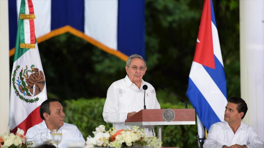 El presidente de Cuba, Raúl Castro (centro), durante un discurso en su primera visita de Estado a México. 6 de noviembre de 2015