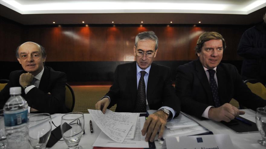 Eurodiputados españoles del Parlamento Europero (PE), Fernando Maura (izqda.), Ramón Jáuregui (centro) y Gabriel Mato, ofrecen una rueda de prensa en Caracas, 6 de noviembre de 2015.