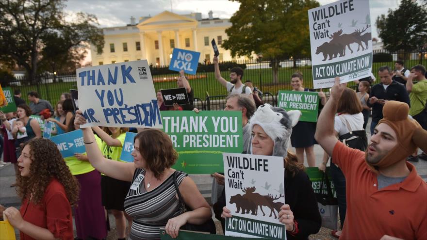 Estadounidenses protestan con pancartas que dicen "No KXL" (aludiendo al oleoducto Keystone XL) y alaban la decisión del presidente de rechazar dicho proyecto. 6 de noviembre de 2015