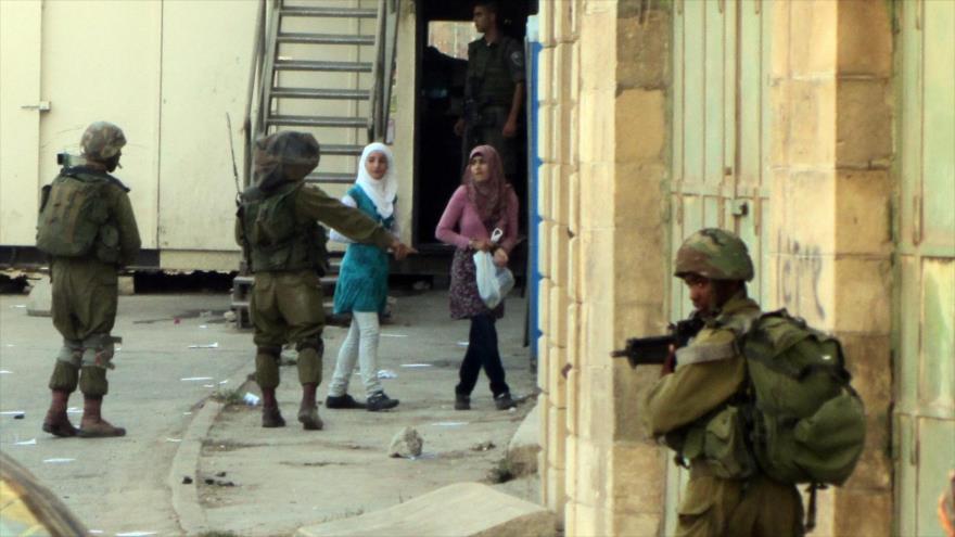 Soldados israelíes irrumpen en casas palestinas en la ciudad cisjordana de Al-Jalil (Hebrón).