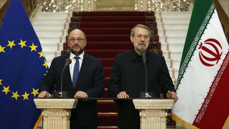 El presidente del Parlamento iraní, Ali Lariyani y el presidente del Parlamento Europeo (PE), Martin Schulz en una rueda de prensa conjunta en Teherán, capital de Irán. 7 de noviembre de 2015