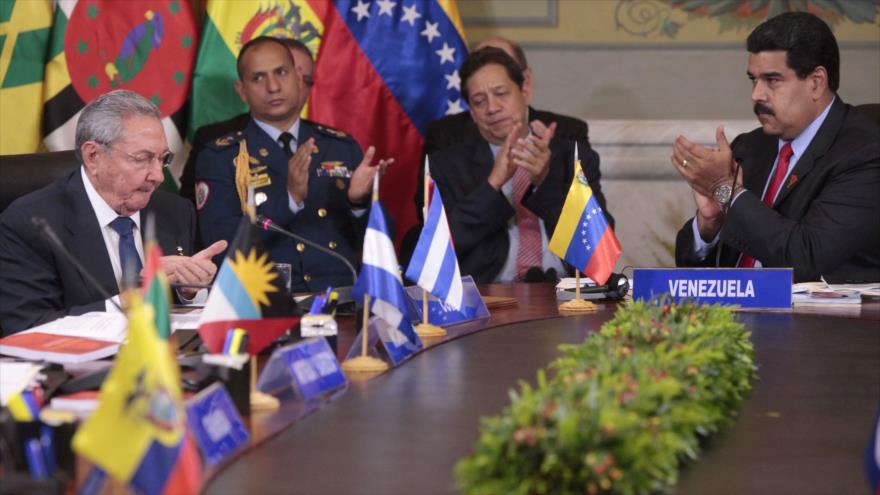 Nicolás Maduro (dcha.), presidente de Venezuela, y su par cubano, Raúl Castro (izda.), en una cumbre de ALBA celebrada el marzo en Caracas, capital venezolana.
