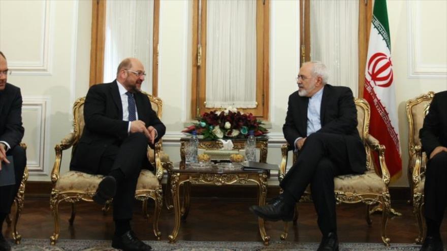 El ministro de Asuntos Exteriores de Irán, Mohamad Yavad Zarif, se reúne con el presidente del Parlamento Europeo (PE), Martin Schulz, en Teherán, capital persa, 7 de noviembre de 2015. 