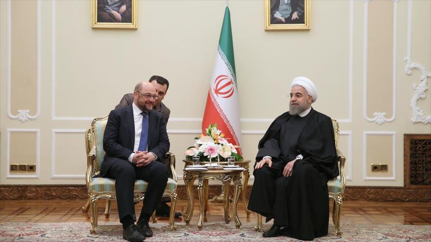 El presidente de Irán, Hasan Rohani, se reúne con el presidente del Parlamento Europeo, Martin Schulz, en Teherán capital persa, 7 de noviembre de 2015.