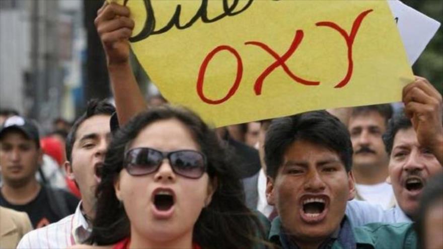 Manifestantes piden en Quito, capital de Ecuador, la salida de la petrolera estadounidense Oxy.