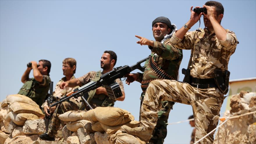 Fuerzas kurdas (peshmerga) vigilan sus posiciones ante los terroristas de Daesh en Irak.