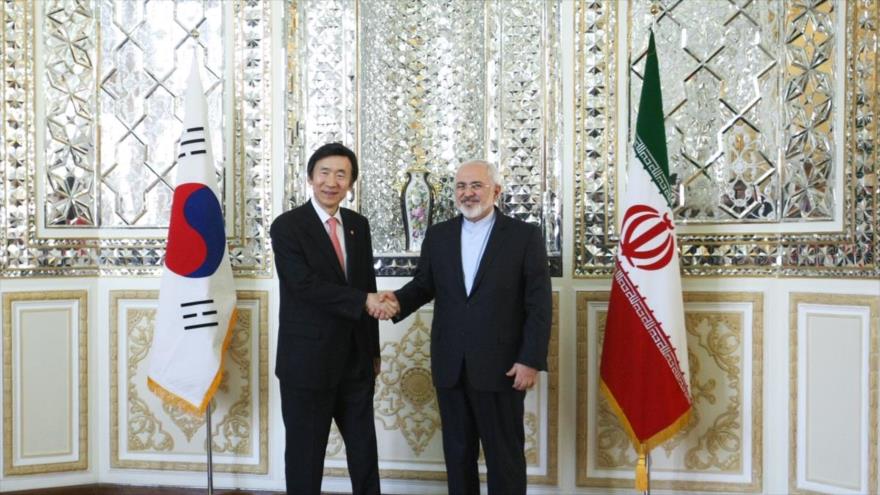 El canciller iraní, Mohamad Yavad Zarif (drcha.), se reúne con el canciller surcoreano, Yun Byung-se, en Teherán, capital persa, 7 de noviembre de 2015.