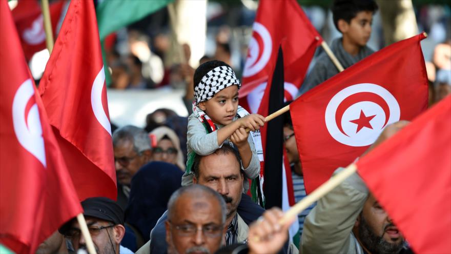Manifestantes tunecinos celebran protestas para apoyar la IIIª Intifada de los palestinos, 7 de noviembre de 2015.