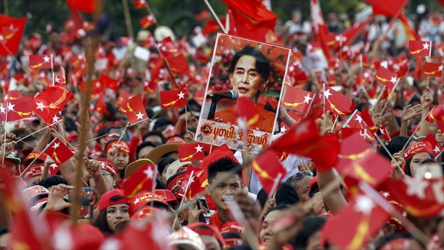 Partidarios del partido opositor birmano Liga Nacional Democrática (LND) llevan fotos de la lider opositora, Aung San Suu Kyi.