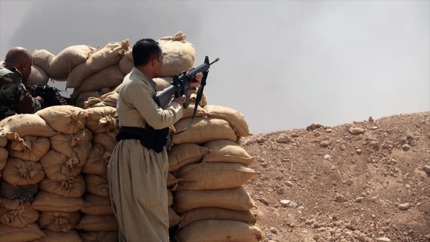 Un combatiente kurdo durante las operaciones antiterroristas de las fuerzas populares kurdas Peshmerga en la provincia de Nínive, norte de Irak.
