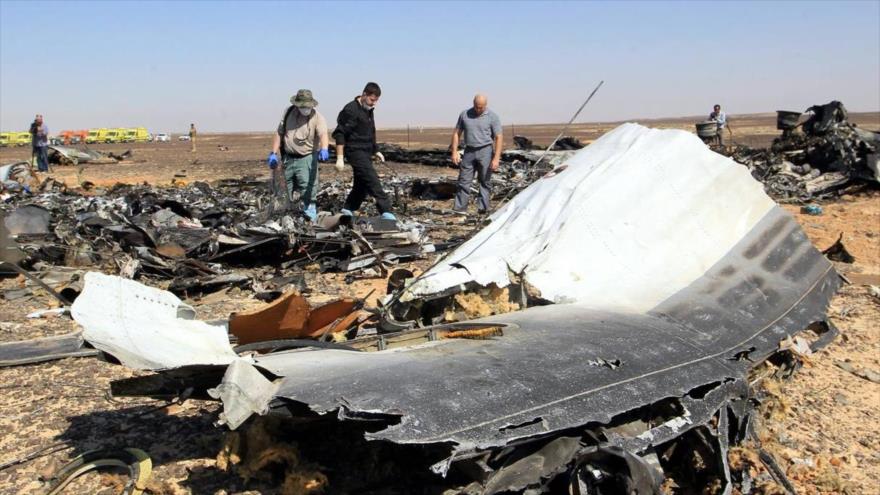 Expertos examinan los restos del avión ruso Airbus A-321 siniestrado en la península egipcia del Sinaí.