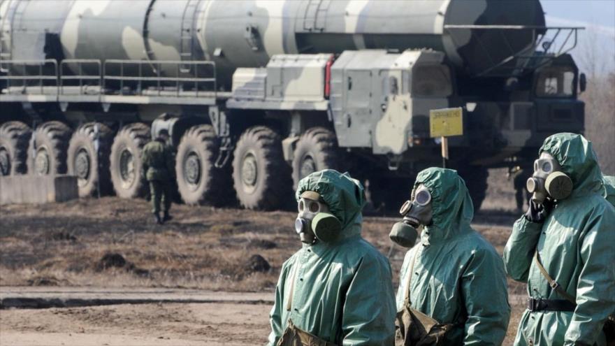 Soldados rusos con trajes de protección contra armas químicas durante un entrenamiento en el instituto de investigación de fuerzas misilísticas militar de Sérpujov a 100 km. al sur de Moscú, la capital.