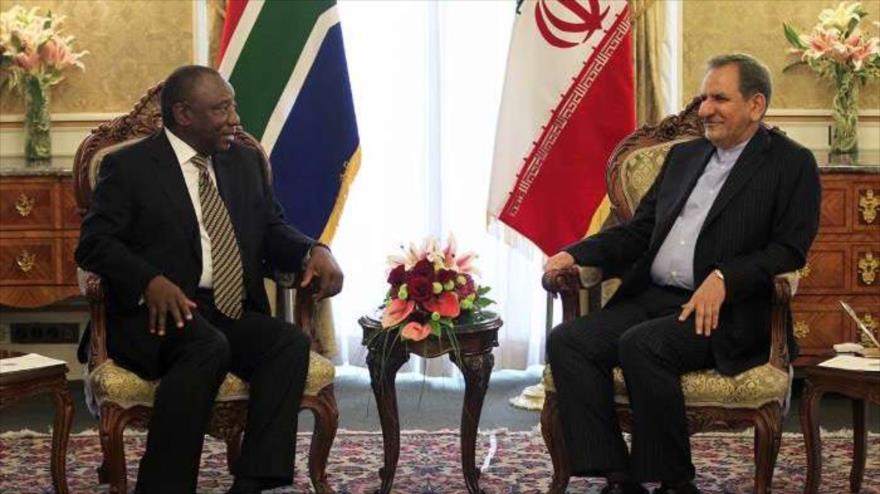 El primer vicepresidente iraní, Eshaq Yahanguiri (dcha.) y su homólogo sudafricano, Cyril Ramafosa, durante una reunión en Teherán. 7 de noviembre de 2015